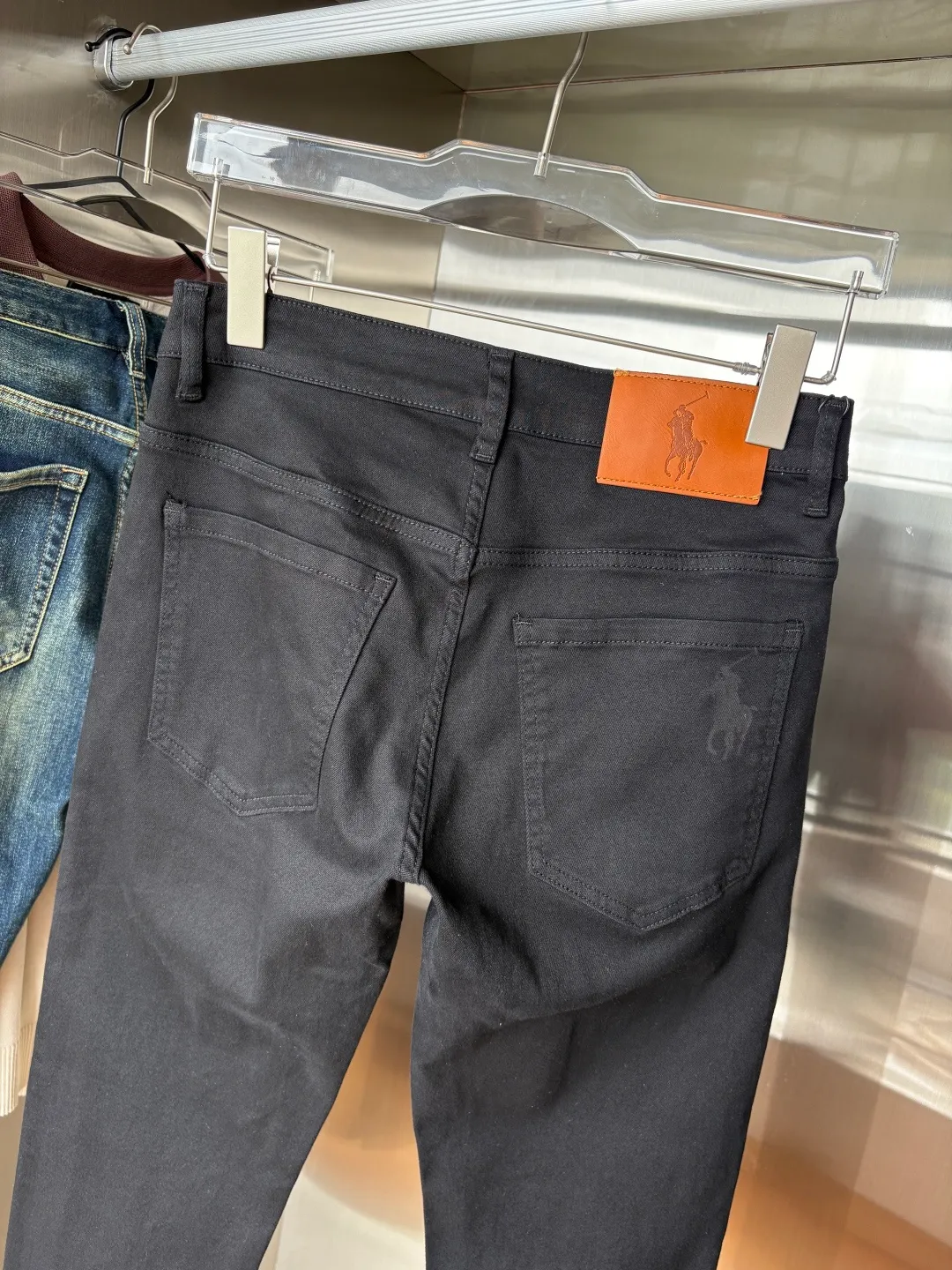 P240 A super stylish pair of jeans, customized original washed denim fabric, unique design, top-notch embroidered letter pattern logo, original hardware accessories decoration, an extremely outstanding pair of jeans, the materials and craftsmanship are extremely luxurious and exquisite, extremely high-grade, handsome and stylish upper body, recommended 👍, 005 code number: 29-38 but not 35; 37